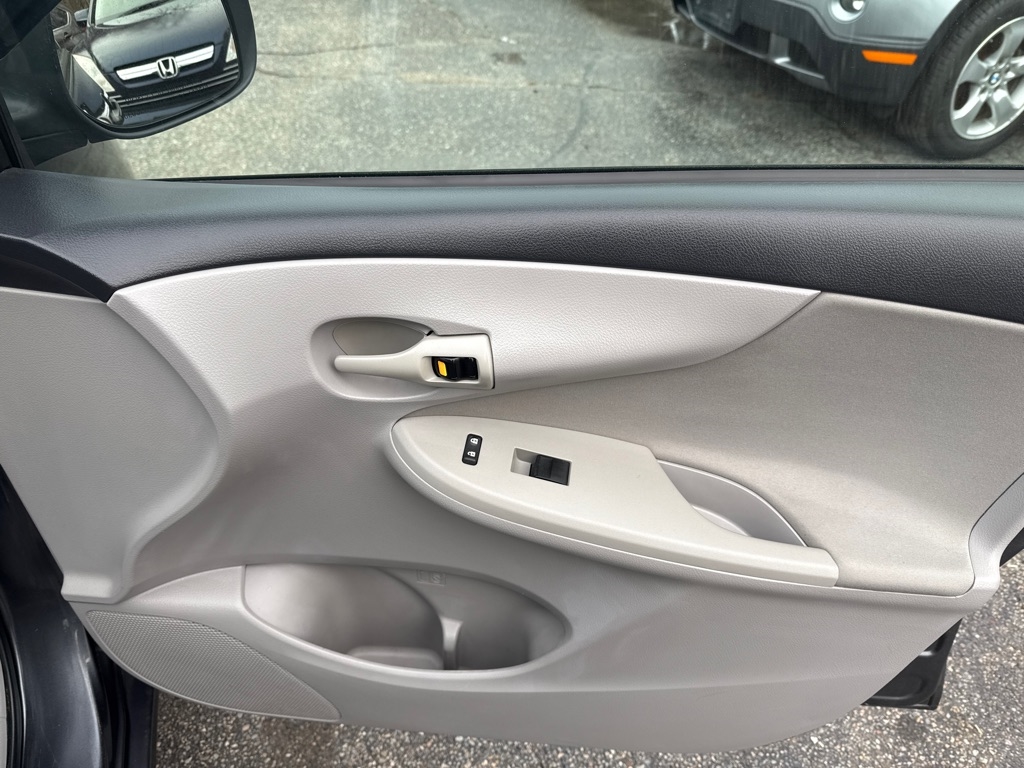 Toyota Corolla LE 4-Speed AT 2012