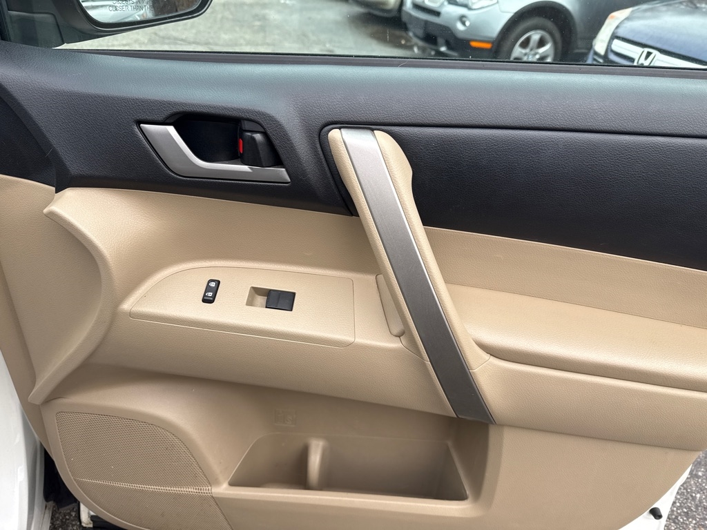 Toyota Highlander 4dr V6 4WD Sport w/3rd Row (Natl) 2013