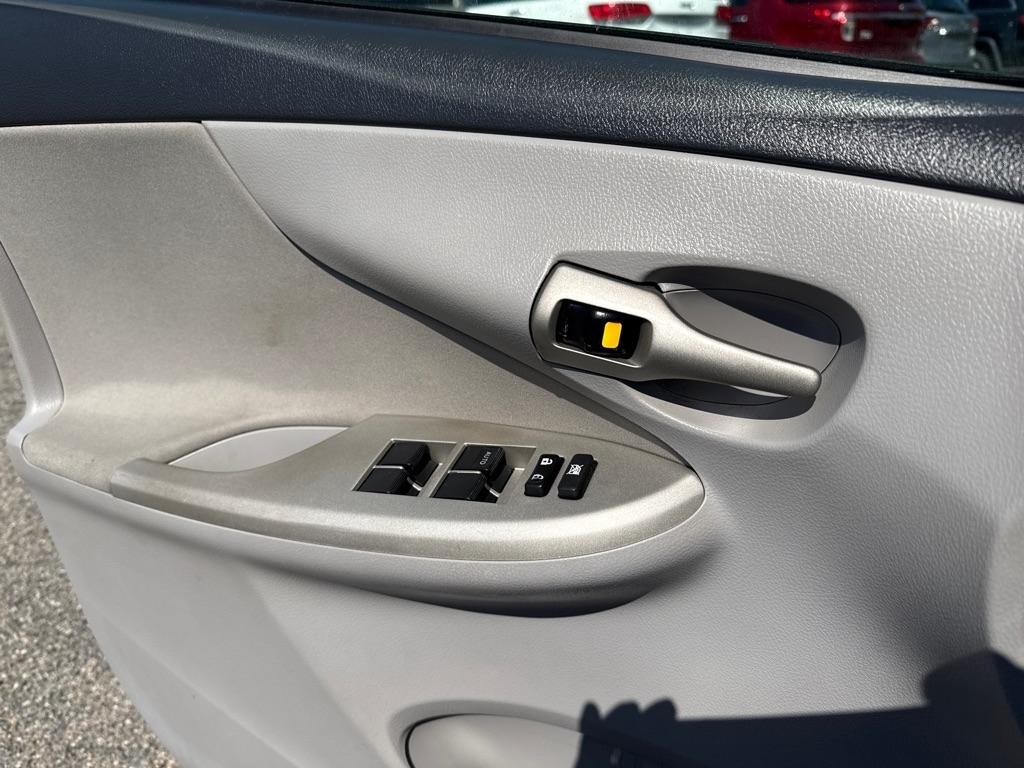 Toyota Corolla LE 4-Speed AT 2012