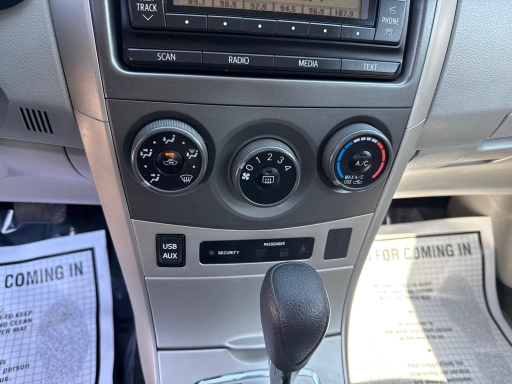 Toyota Corolla LE 4-Speed AT 2012