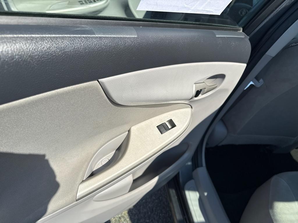 Toyota Corolla LE 4-Speed AT 2012