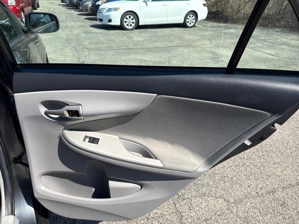 Toyota Corolla LE 4-Speed AT 2012