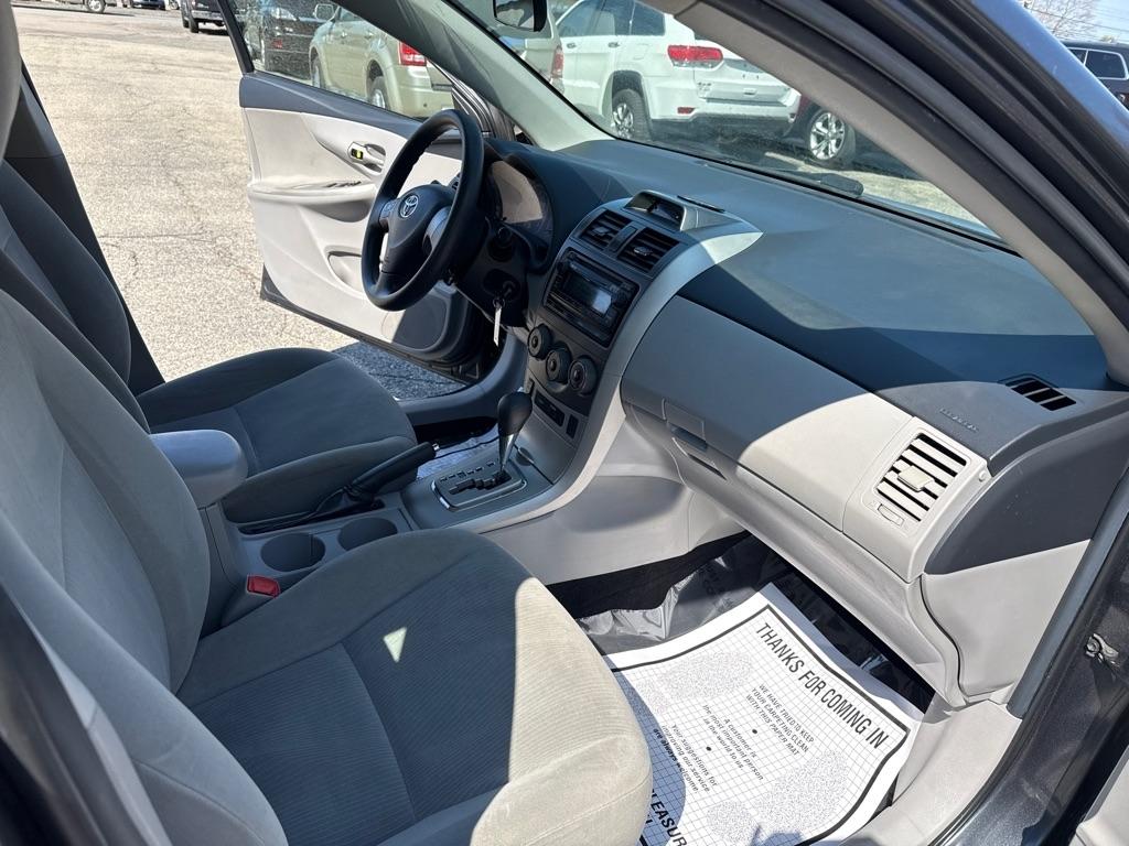 Toyota Corolla LE 4-Speed AT 2012