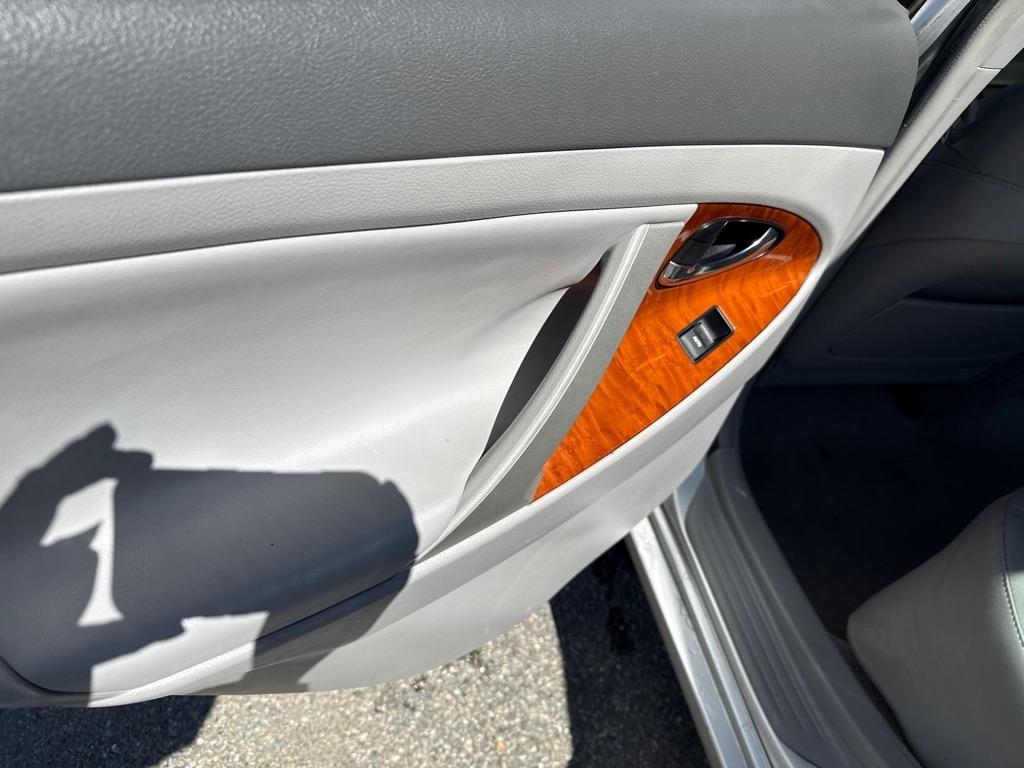 Toyota Camry XLE V6 6-Spd AT 2011