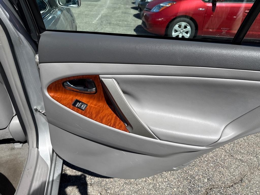 Toyota Camry XLE V6 6-Spd AT 2011