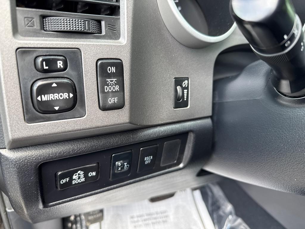 Toyota Tundra Tundra-Grade 5.7L Double Cab 4WD 2011