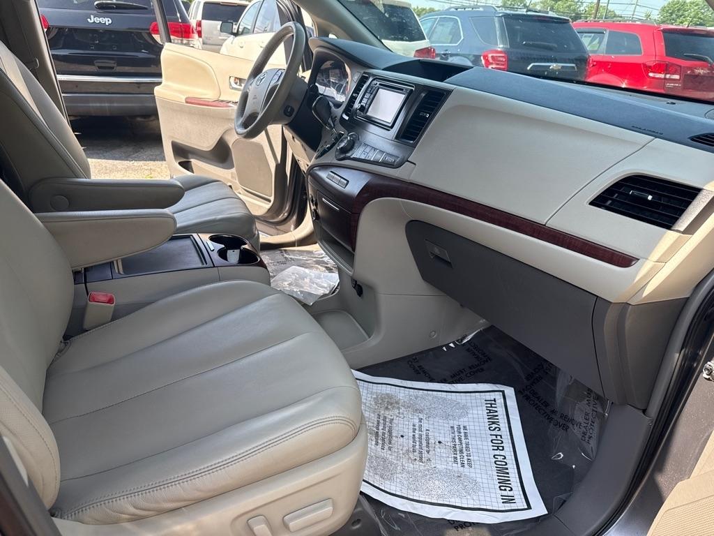 Toyota Sienna Limited AWD 7-Passenger V6 2014