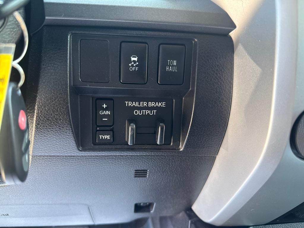 Toyota Tundra SR5 5.7L V8 Double Cab 4WD 2016