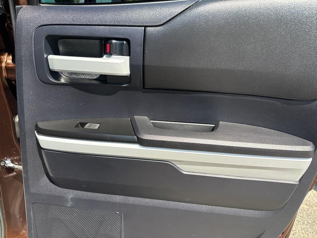 Toyota Tundra SR5 5.7L V8 Double Cab 4WD 2016