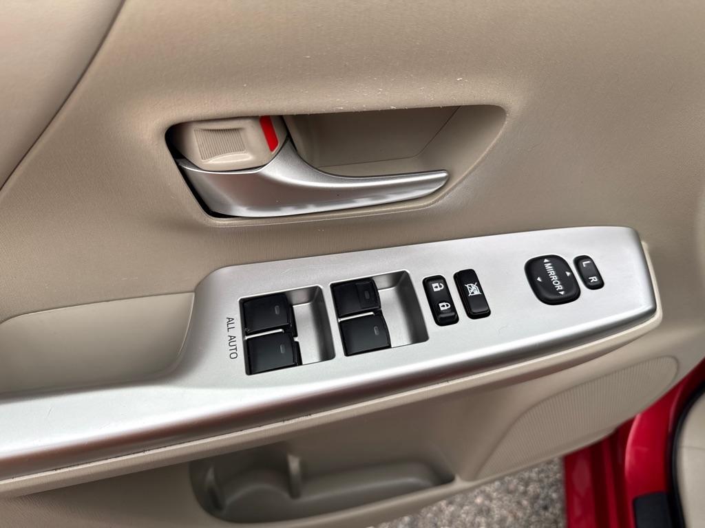 Toyota Prius V Five (Natl) 2012