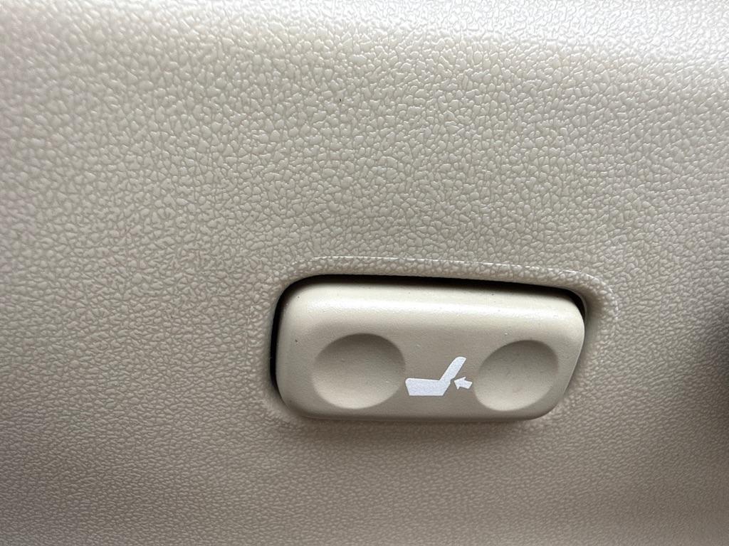 Toyota Prius V Five (Natl) 2012