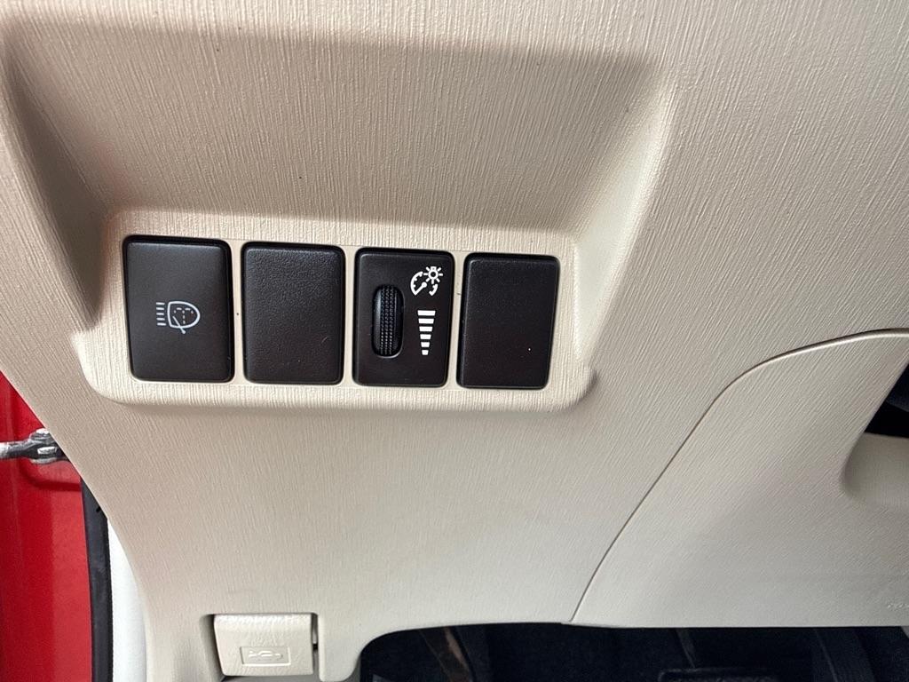 Toyota Prius V Five (Natl) 2012