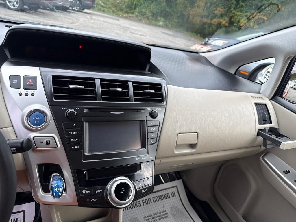 Toyota Prius V Five (Natl) 2012