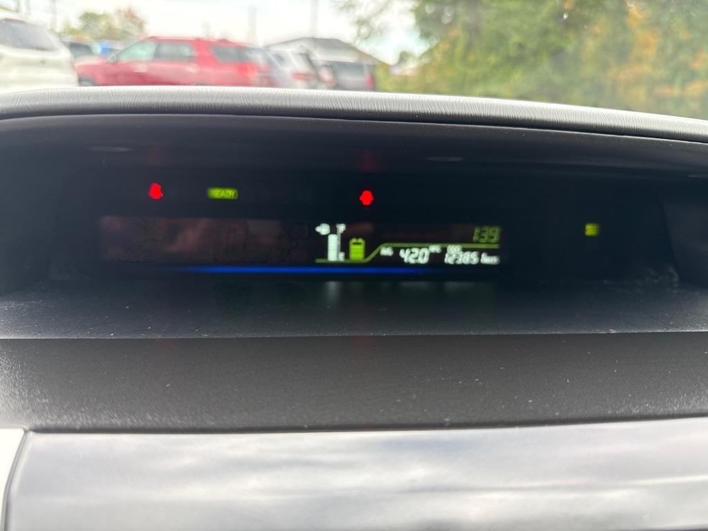 Toyota Prius V Five (Natl) 2012