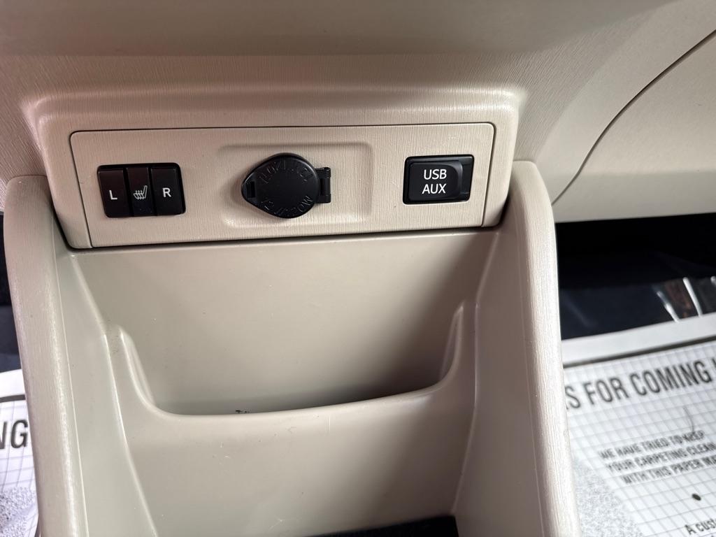 Toyota Prius V Five (Natl) 2012