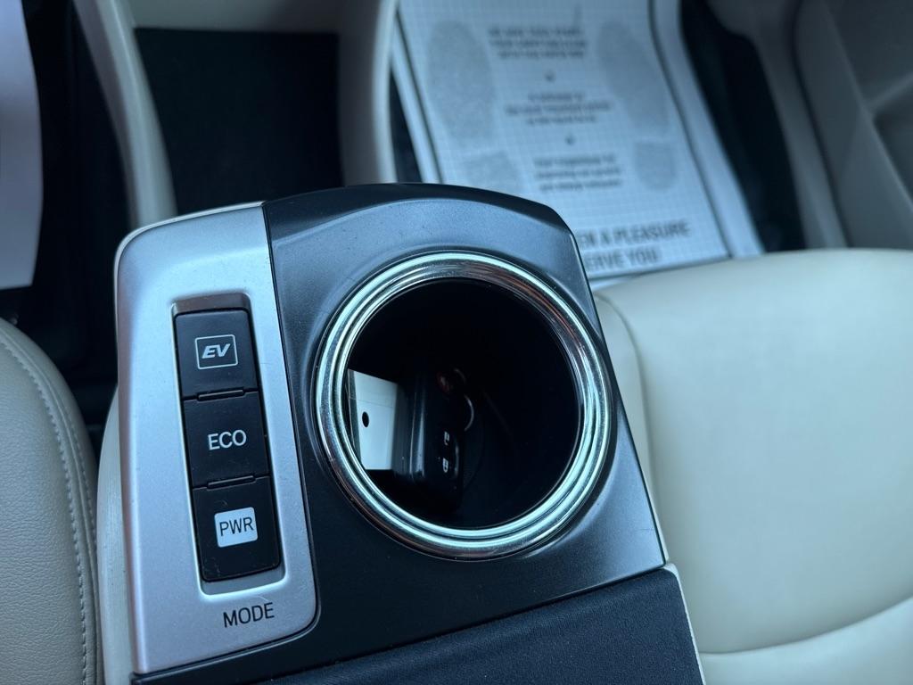 Toyota Prius V Five (Natl) 2012