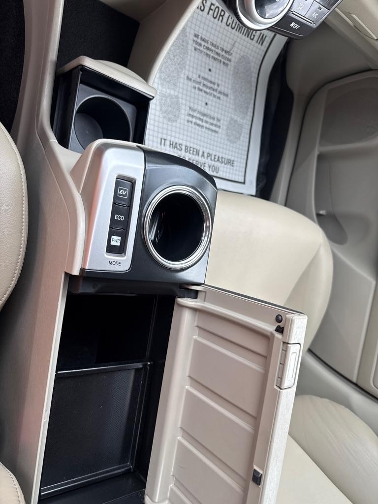 Toyota Prius V Five (Natl) 2012