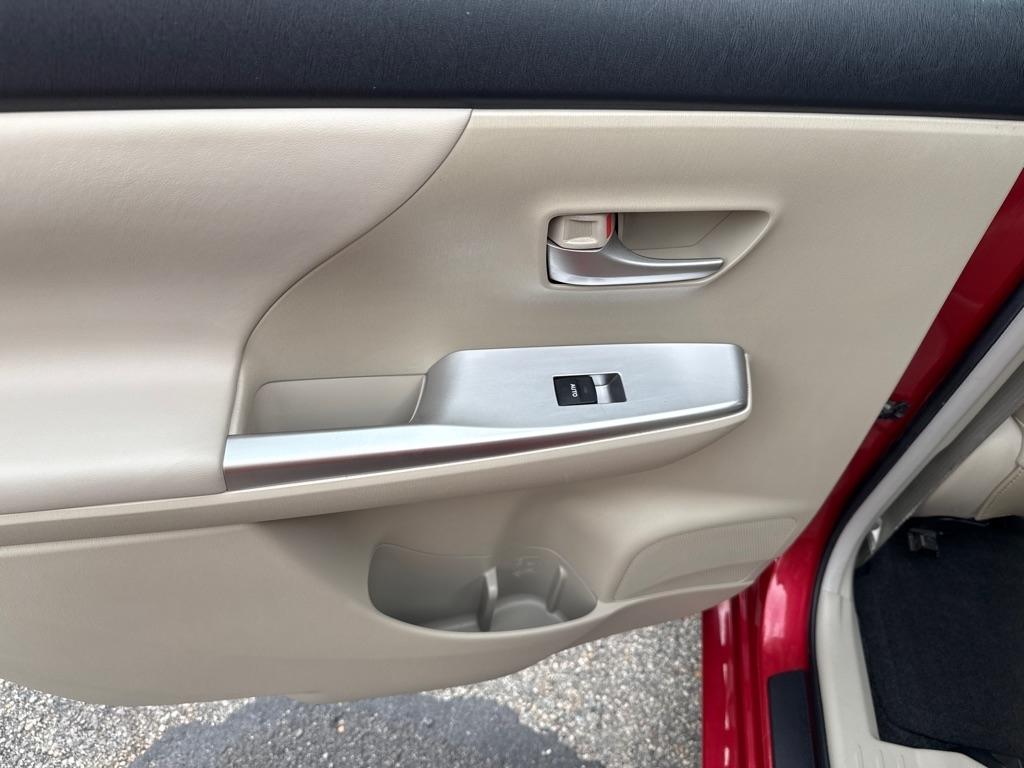 Toyota Prius V Five (Natl) 2012