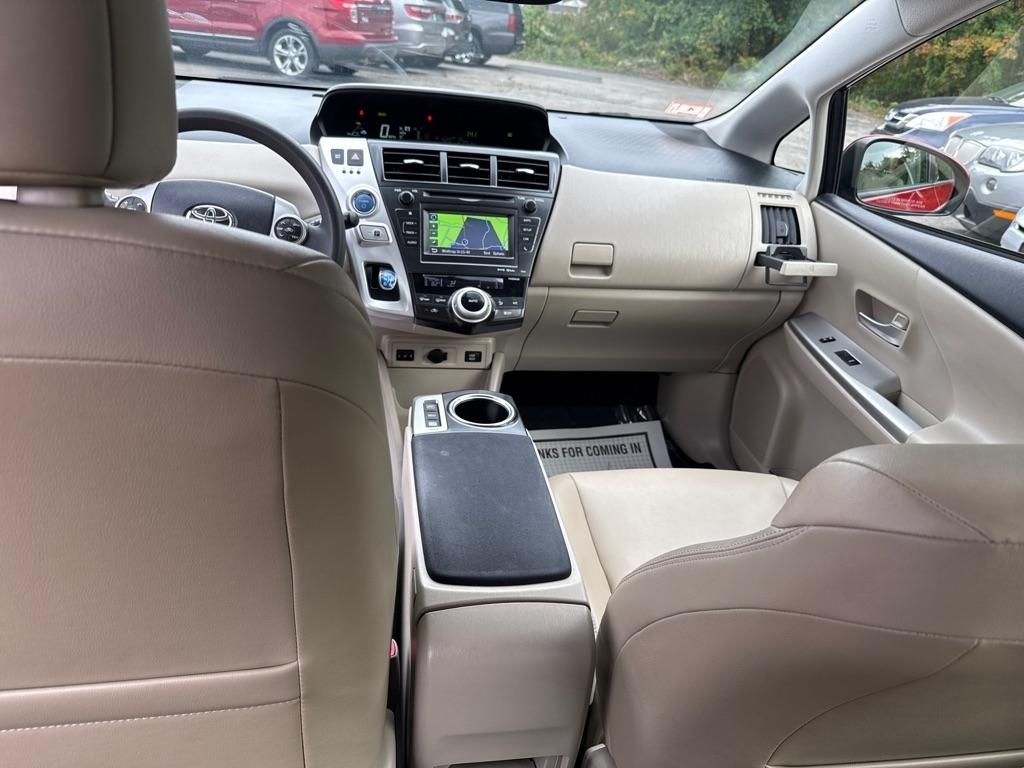 Toyota Prius V Five (Natl) 2012