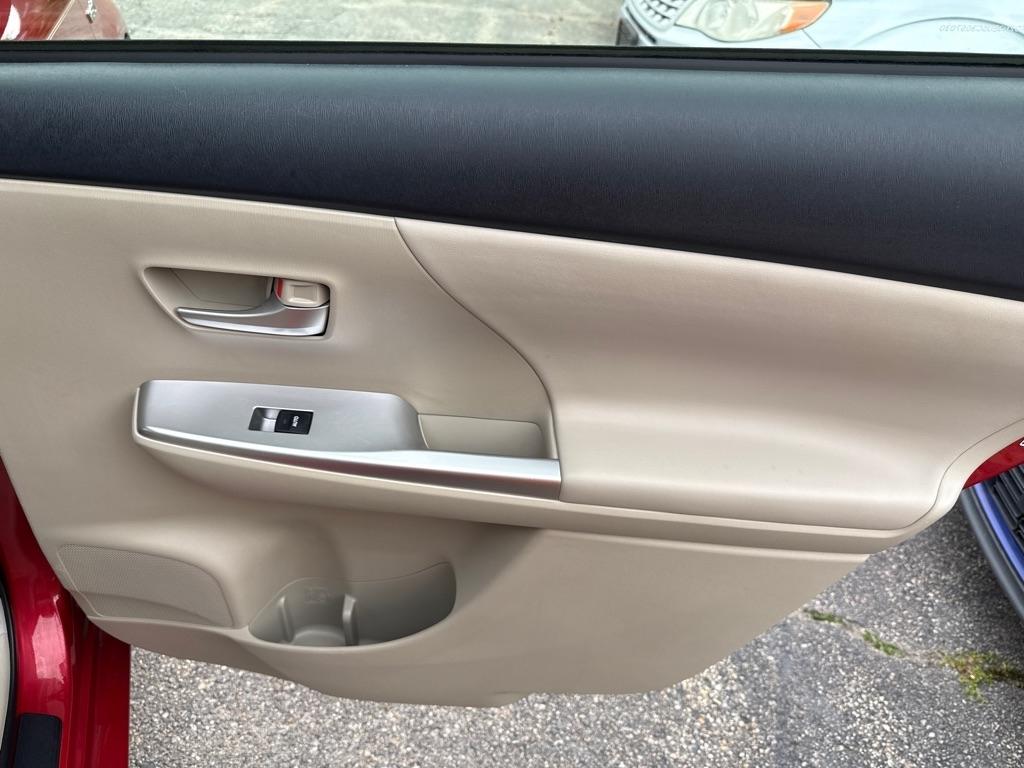 Toyota Prius V Five (Natl) 2012