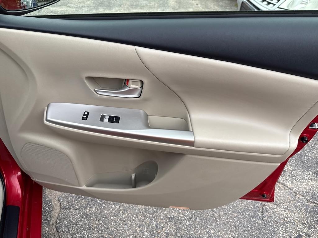 Toyota Prius V Five (Natl) 2012