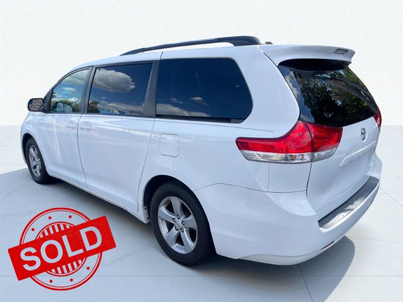 2011 Toyota Sienna LE's photo