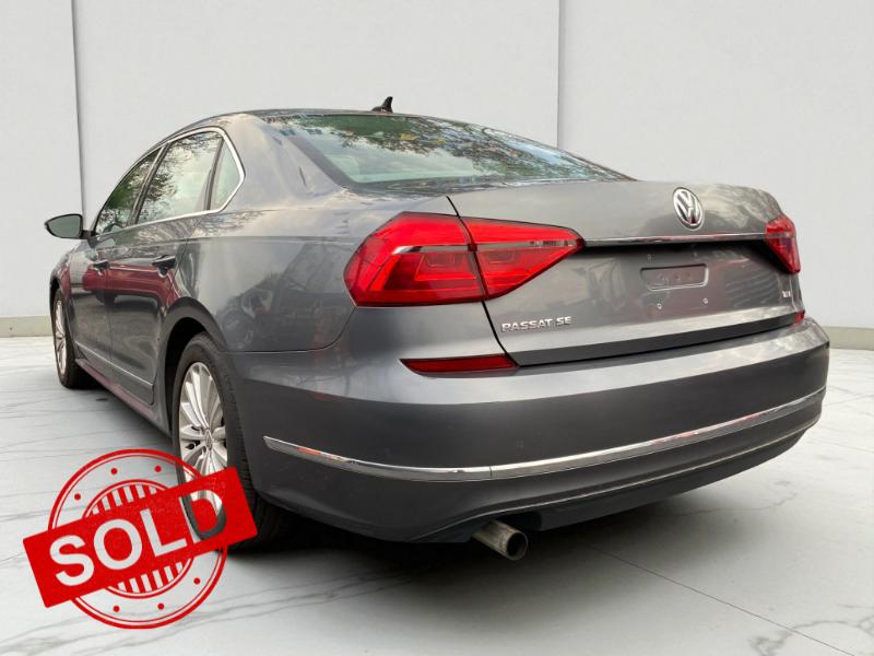 2016 Volkswagen Passat SE's photo