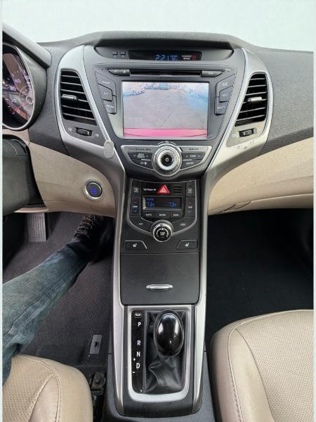 Hyundai Elantra SE 6AT 2016