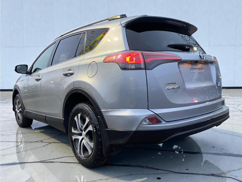 Toyota RAV4 LE AWD 2018