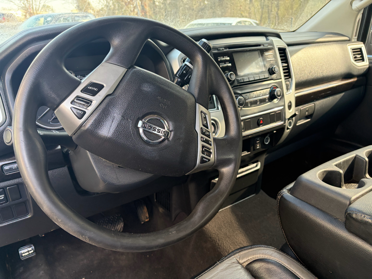 Nissan Titan SV Crew Cab 2WD 2017