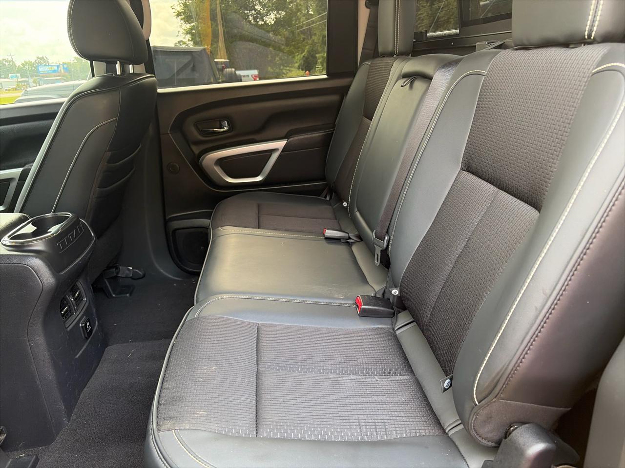 Nissan Titan Platinum Reserve Crew Cab 4WD 2017