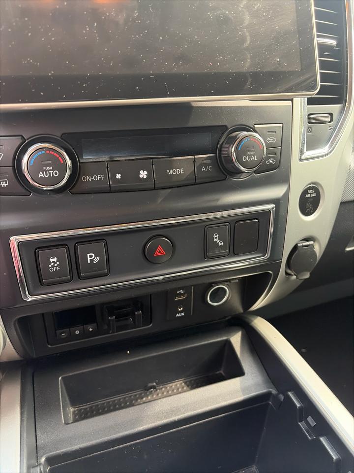 Nissan Titan Platinum Reserve Crew Cab 4WD 2017