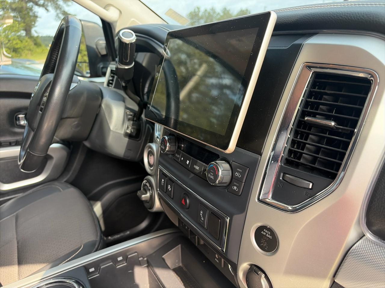 Nissan Titan Platinum Reserve Crew Cab 4WD 2017