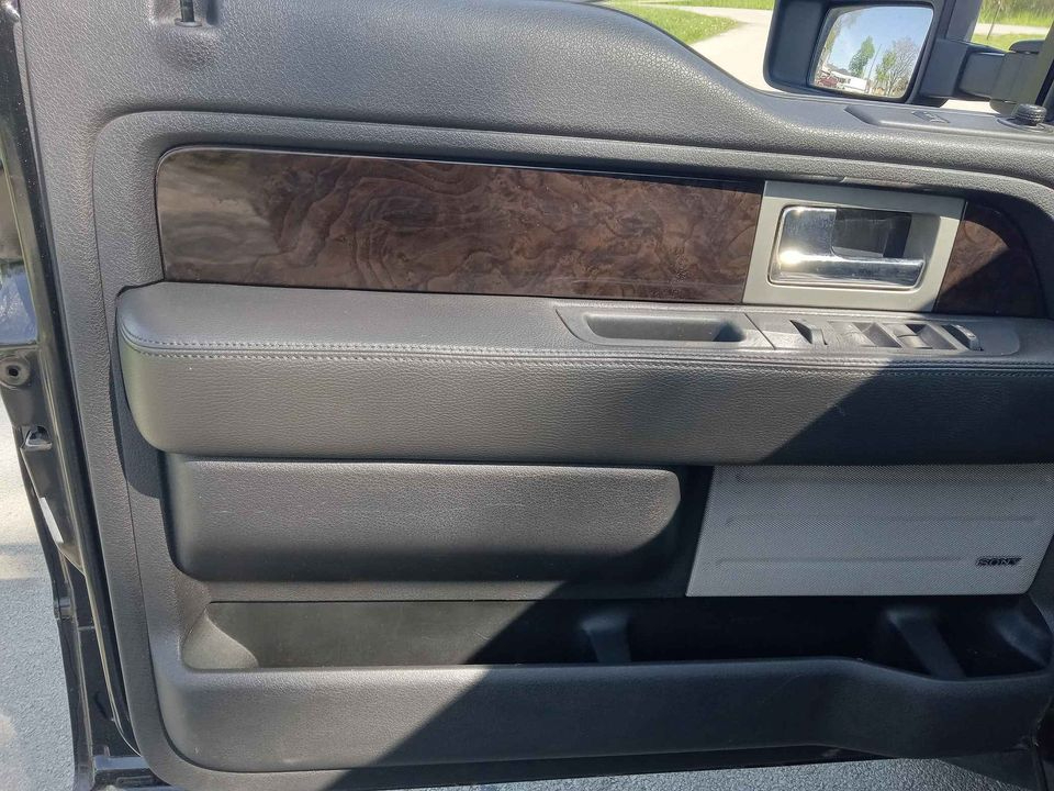 2014 Ford F-150 Platinum photo 14