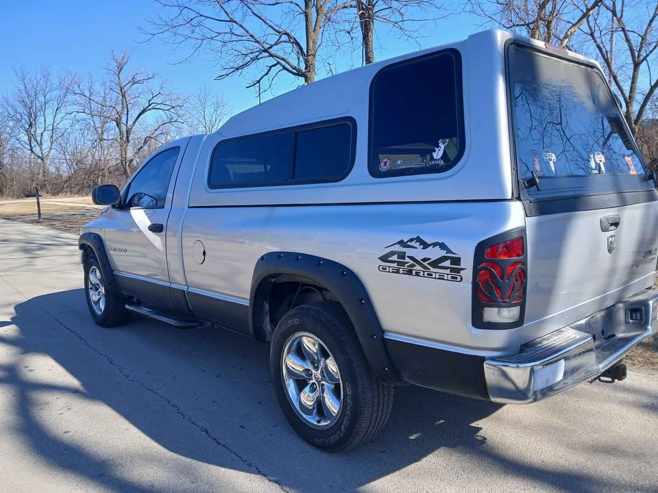 Dodge Ram 1500 2dr Reg Cab 140.5 4WD SLT 2006