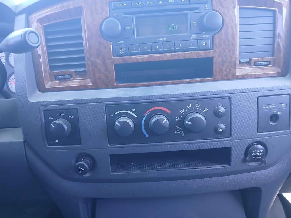 Dodge Ram 1500 2dr Reg Cab 140.5 4WD SLT 2006