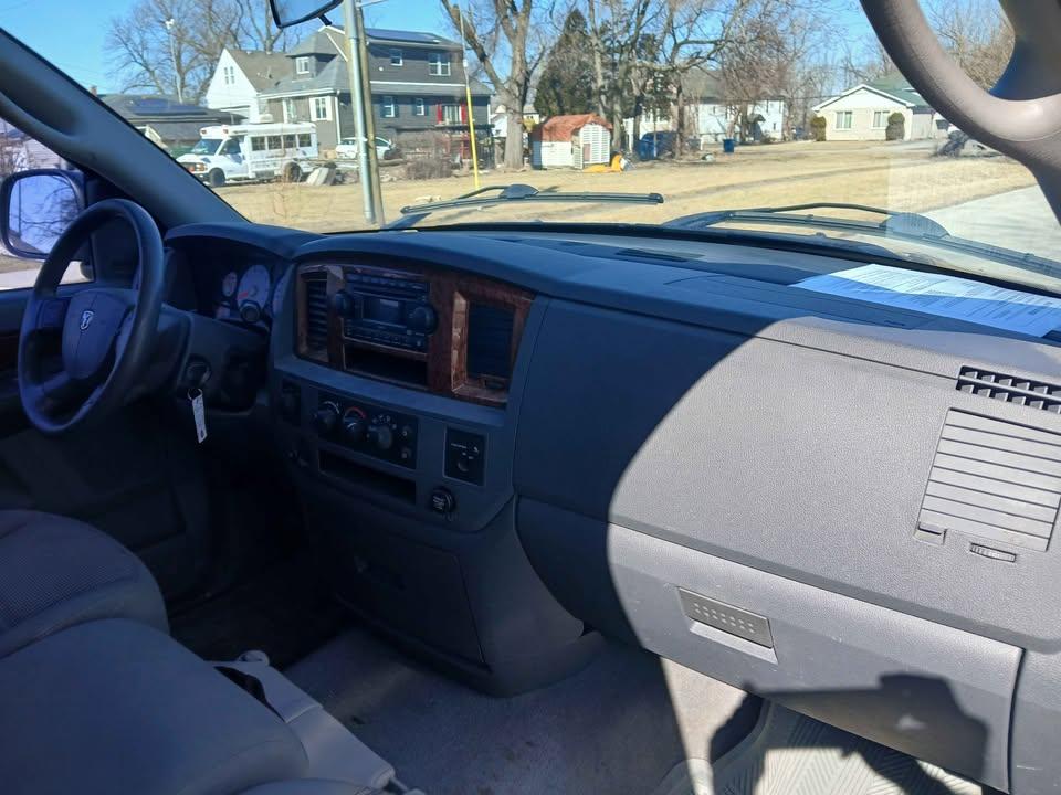 Dodge Ram 1500 2dr Reg Cab 140.5 4WD SLT 2006