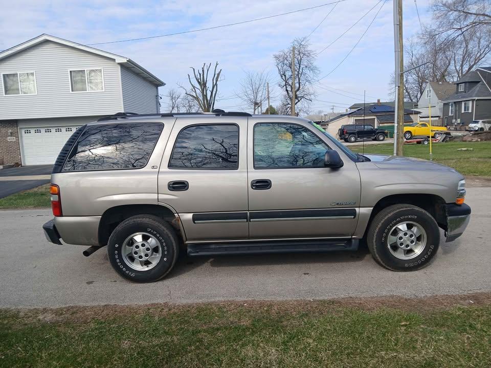Chevrolet Tahoe 4dr 4WD LS 2001