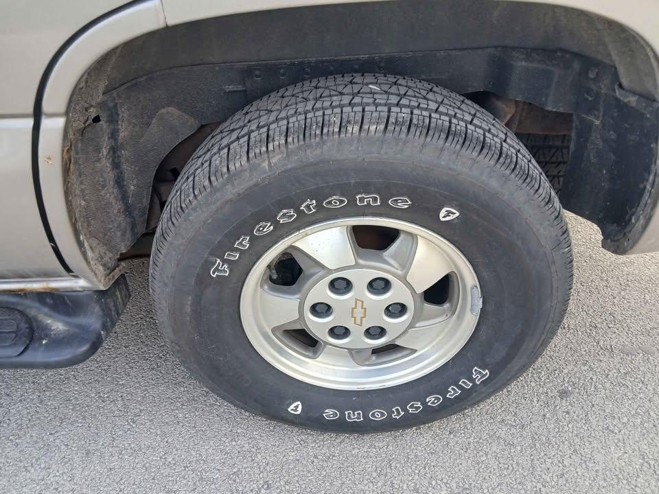 Chevrolet Tahoe 4dr 4WD LS 2001