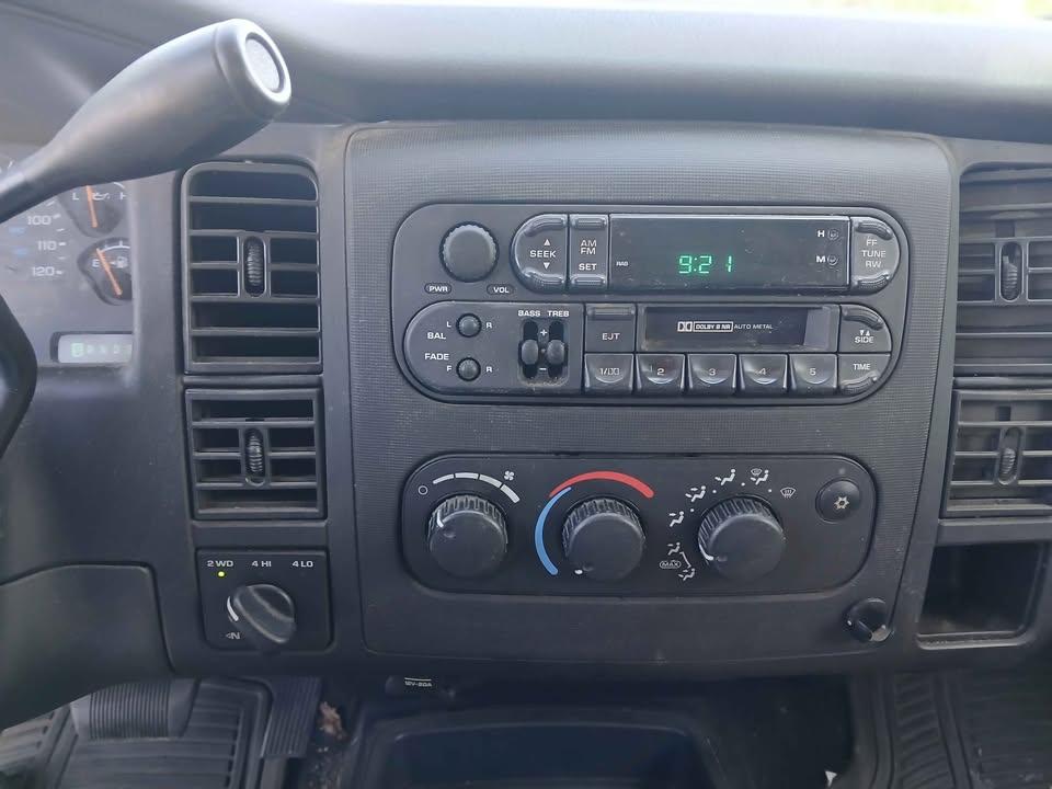 Dodge Dakota Quad Cab 131" WB 4WD Sport 2001