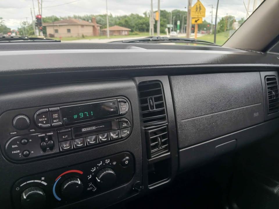 Dodge Dakota Quad Cab 131" WB 4WD Sport 2001