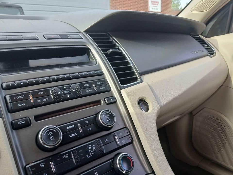 Ford Taurus 4dr Sdn SE FWD 2011