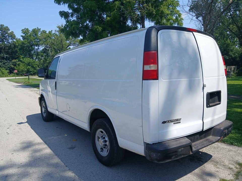 Chevrolet Express Cargo Van RWD 2500 135" 2013