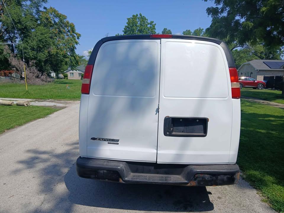 Chevrolet Express Cargo Van RWD 2500 135" 2013
