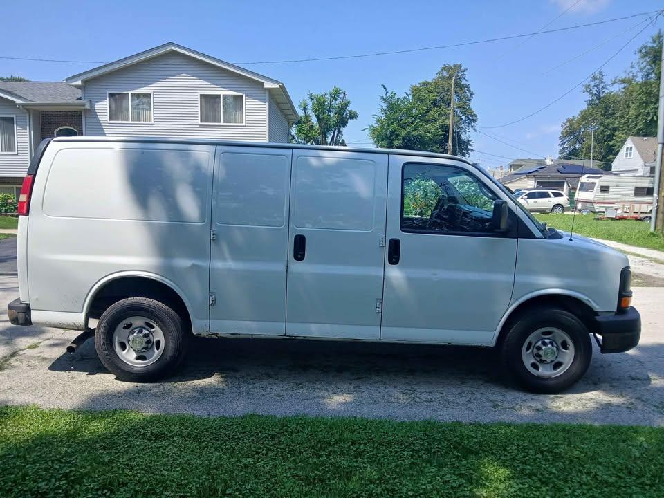 Chevrolet Express Cargo Van RWD 2500 135" 2013