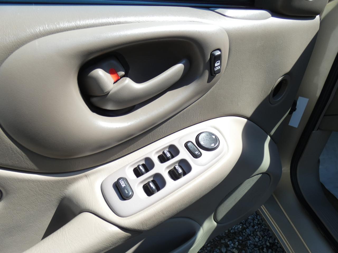 Pontiac Bonneville SE 2005