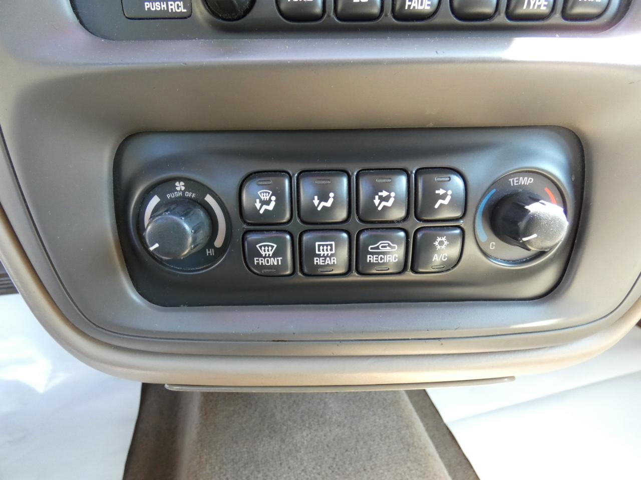 Pontiac Bonneville SE 2005