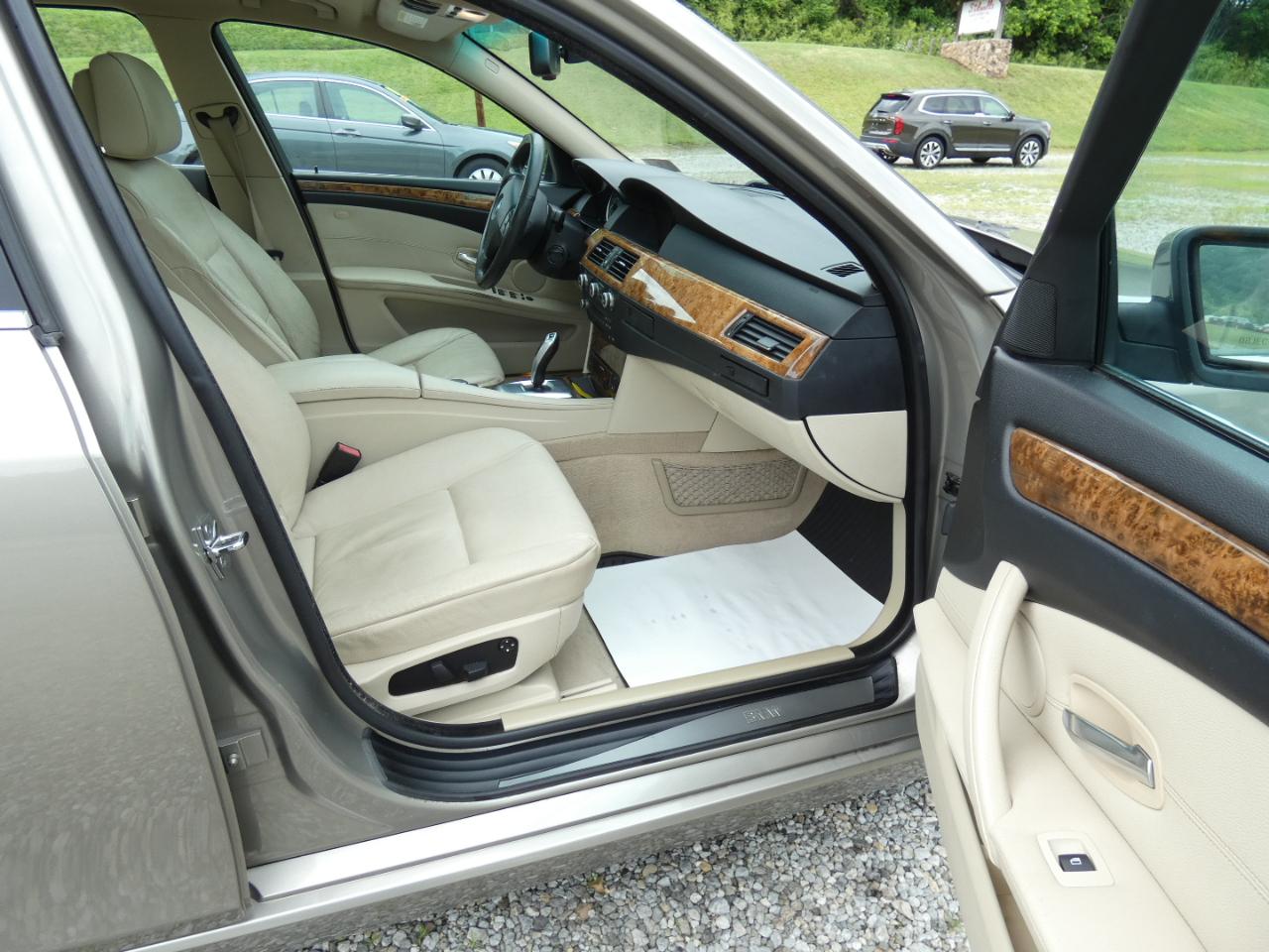 BMW 5-Series 528xi 2009