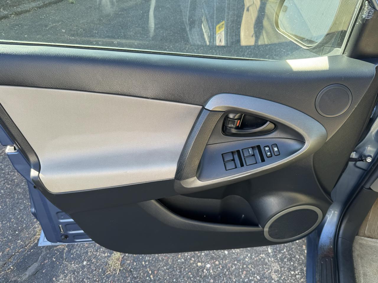 Toyota RAV4 Base I4 4WD 2012