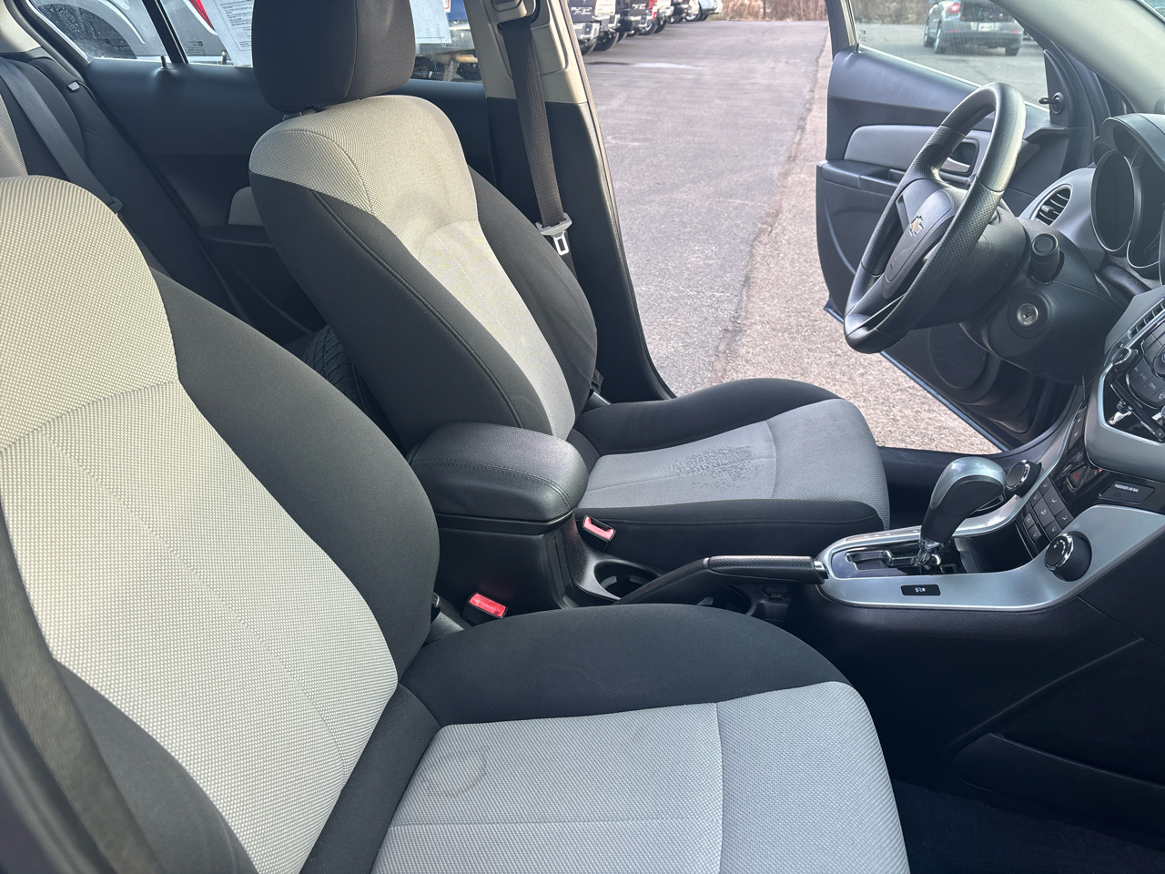 Chevrolet Cruze 4dr Sdn LS 2011